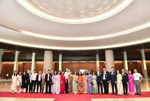 Ông Phạm Ngọc Lâm - TP.TCHC và ông Vũ Tuấn Hùng - GĐ phụ trách kinh doanh cùng đại diện các đơn vị tiêu biểu đến tham quan Tòa nhà Quốc Hội