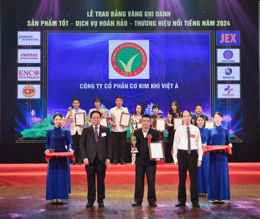 Đại diện Công ty cổ phần cơ kim khí Việt Á nhận danh hiệu " TOP 20 SẢN PHẨM CHẤT LƯỢNG TỐT VÌ QUYỀN LỢI NGƯỜI TIÊU DÙNG NĂM 2024"